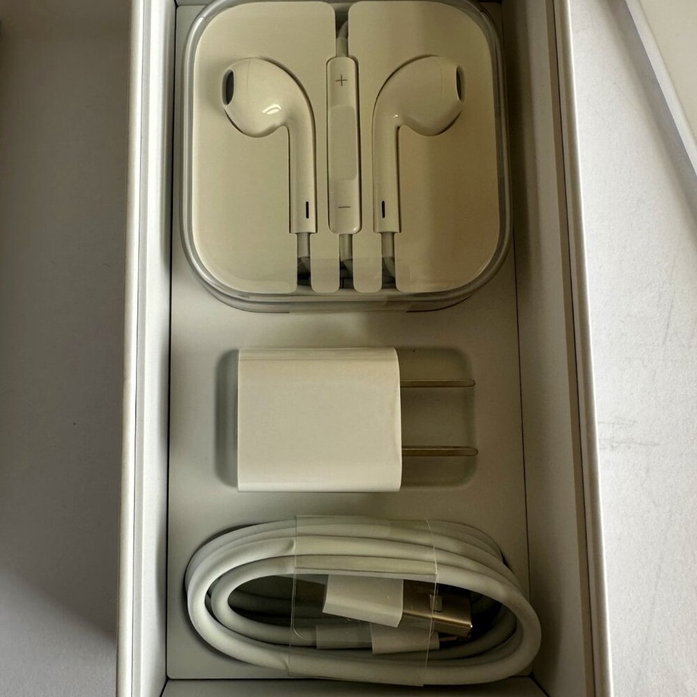 iPhone SE box & new goodies